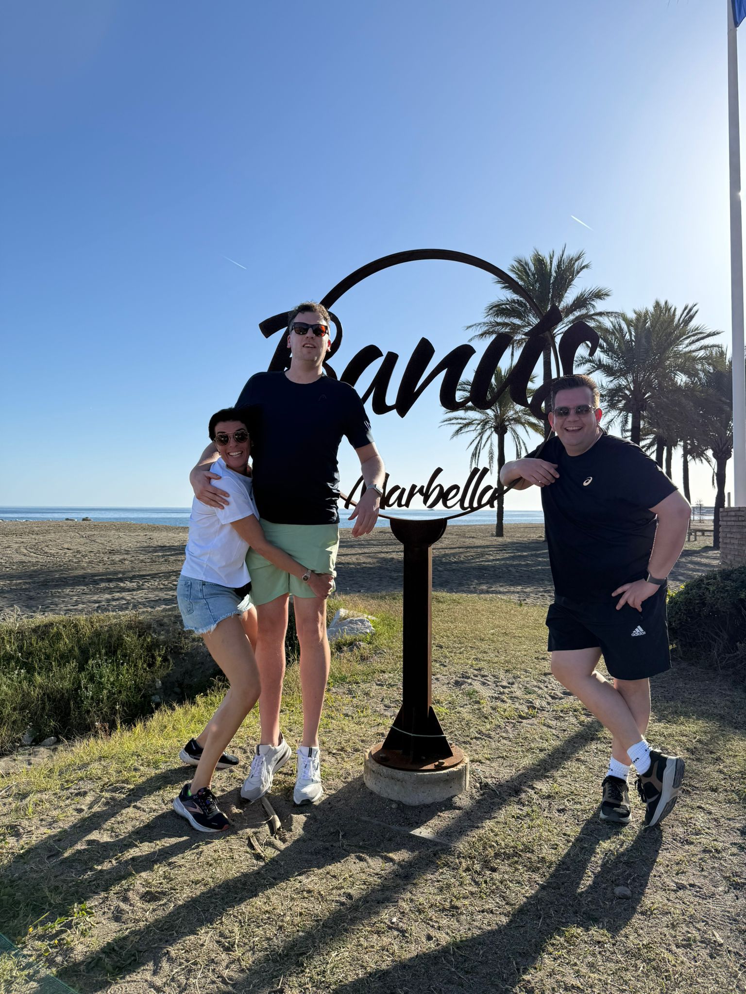 Groepsfoto bij Marbella bord